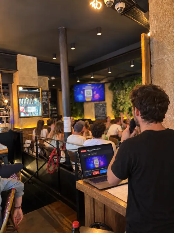 L’animateur et son ordinateur posé sur le bar