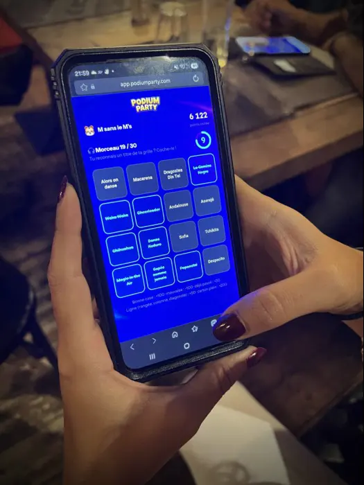 Une grille de bingo musical sur le téléphone d’une joueuse